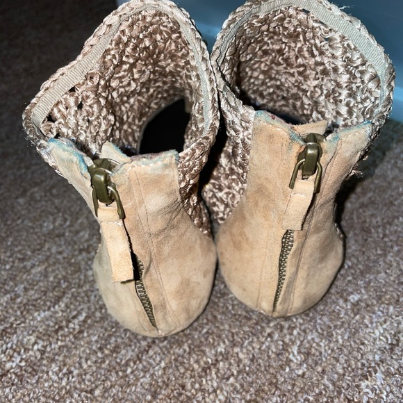 GYPSY CROCHETED ZIP BACK FLAT SANDAL IN SAND MULTI - Picture 5 of 11